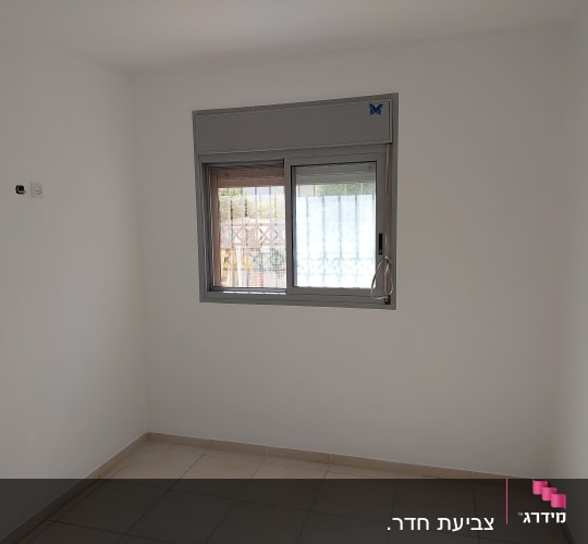 חדר ריק מרהיטים עם קירות צבועים מחדש בצבע לבן אחיד